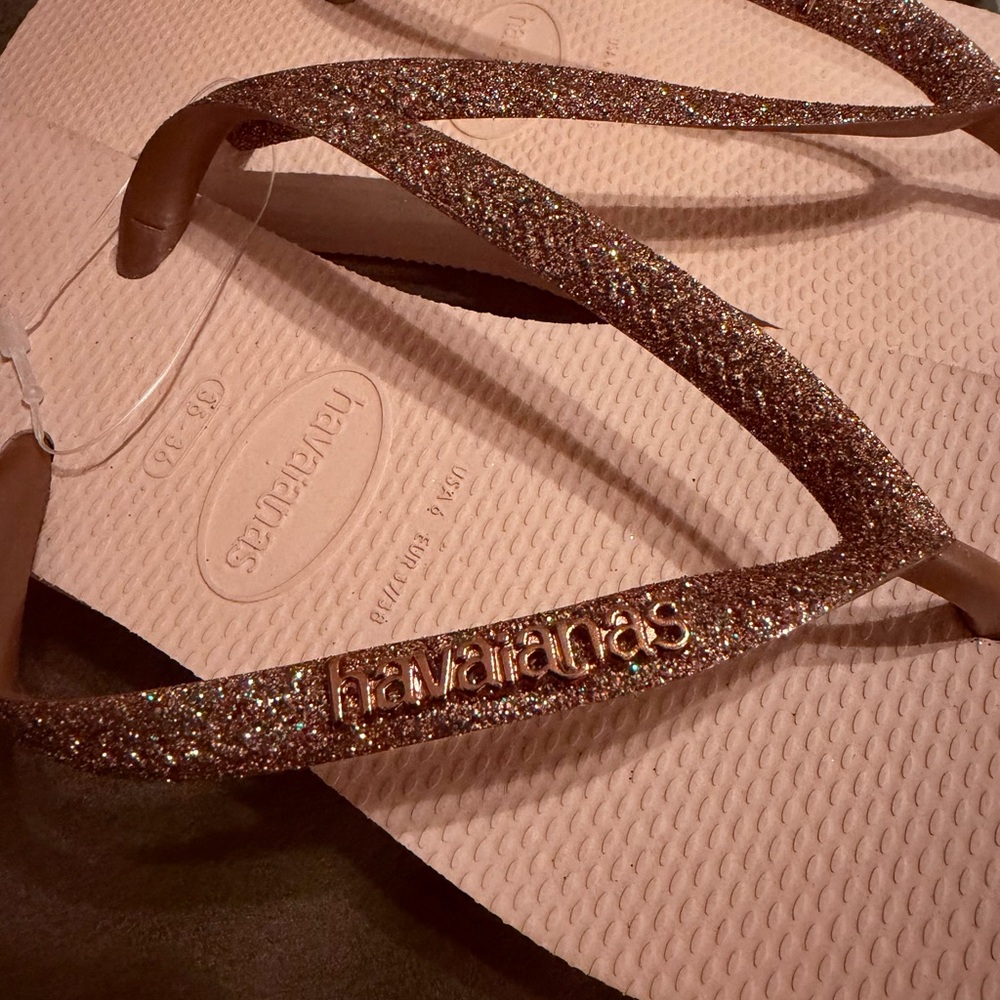 Havaianas Slim Sparkling Glitter Rose Gold Flip Flops
Size 6 - Picture 6 of 7